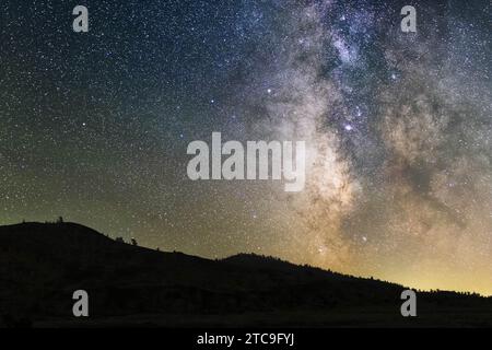 Die Milchstraßengalaxie leuchtet hell über dem Nordkrater. Krater des Mond National Monument, Idaho Stockfoto