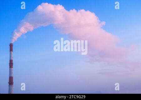 Rauchende Pfeifen, die Wolken vor dem Hintergrund des Sonnenuntergangs bilden. Luftverunreinigung durch Kohlendioxid. Umweltverschmutzung. Stockfoto