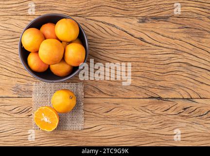 Cravo oder Rosenzitronen in einer Schüssel über Holztisch mit Kopierraum. Stockfoto