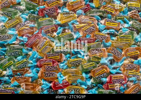 Hershey, Pennsylvania - 8. Dezember 2023: Tropical Jolly Ranchers im Hershey Chocolate World Einzelhandel. Stockfoto