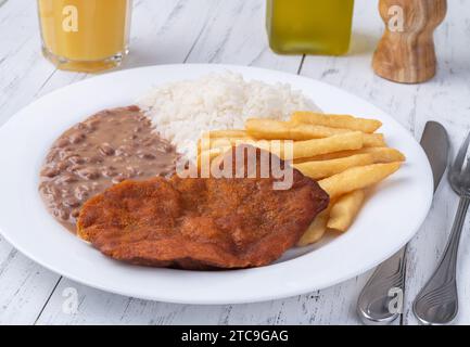 Mailänder Rindfleisch, Reis, Bohnen und pommes frites. Typisch brasilianisches Gericht. Stockfoto