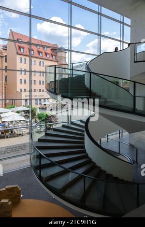 Nürnberg, Deutschland - 19. Juli 2023: Wunderschöne Wendeltreppe für moderne Kunst im Neuen Museum von Nürnberg, Franken, Bayern Stockfoto