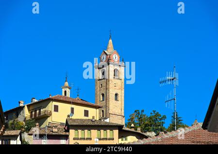 Der Glockenturm erhebt sich über der Altstadt von Monforte D'Alba, Piemont, Italien Stockfoto