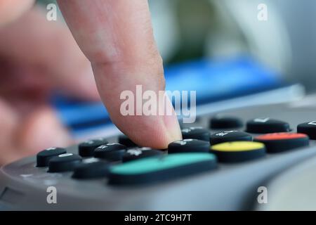 Fingerrad zeigt den PIN-Code an der Klemme an. Transaktionszahlung und Einkaufskonzept. Nahaufnahme Stockfoto