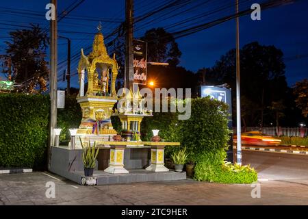 Kleiner buddhistischer Schrein des lokalen Hotels, Stadtzentrum, Ubon Ratchathani, Isan, Thailand, Südostasien, Asien Stockfoto