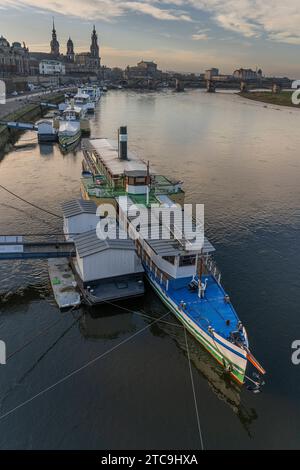 Die Anlegestelle der historischen Schaufelraddampfer unterhalb der Brühlschen Terasse an der Elbe in der Altstadt in Dresden. Im Hintergrund links die Türme der katholischen Hofkirche und des Schlosses. Im Vordergrund das alte Dampfschiff Meissen. *** Die Anlegestelle für die historischen Raddampfer unter Brühls Terrasse an der Elbe in Dresdens Altstadt im Hintergrund links die Türme der katholischen Hofkirche und das Schloss im Vordergrund das alte Dampfschiff Meissen Credit: Imago/Alamy Live News Stockfoto