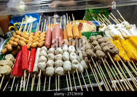 Gegrillte Fleischbällchen und Fischbällchen, in den Verkaufsständen von Yamo Market, Naight Market, Nakhon Ratchasima, Isan, Thailand, Südostasien, Asien Stockfoto