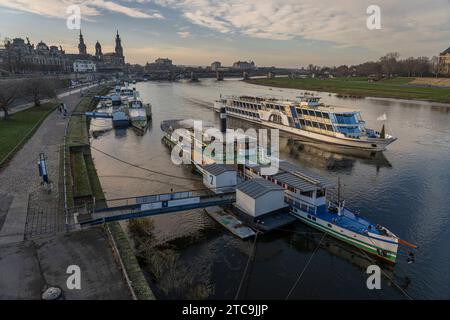 Die Anlegestelle der historischen Schaufelraddampfer unterhalb der Brühlschen Terasse an der Elbe in der Altstadt in Dresden. Im Hintergrund links die Türme der katholischen Hofkirche und des Schlosses. Im Vordergrund das alte Dampfschiff Meissen. Auf der Elbmitte das Fahrgastschiff Gräfin Cosel. *** Die Anlegestelle für die historischen Raddampfer unter Brühls Terrasse an der Elbe in Dresdens Altstadt im Hintergrund links, die Türme der katholischen Hofkirche und das Schloss im Vordergrund, das alte Dampfschiff Meißen in der Mitte der Elbe, das Passagierschiff Gräfin Cosel Stockfoto