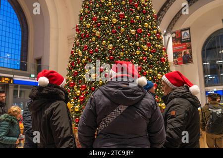 Ein großer geschmückter Weihnachtsbaum in der Halle des Hauptbahnhofes in Dresden. *** Ein großer geschmückter Weihnachtsbaum im Saal des Dresdner Hauptbahnhofs Credit: Imago/Alamy Live News Stockfoto