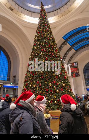 Ein großer geschmückter Weihnachtsbaum in der Halle des Hauptbahnhofes in Dresden. *** Ein großer geschmückter Weihnachtsbaum im Saal des Dresdner Hauptbahnhofs Credit: Imago/Alamy Live News Stockfoto