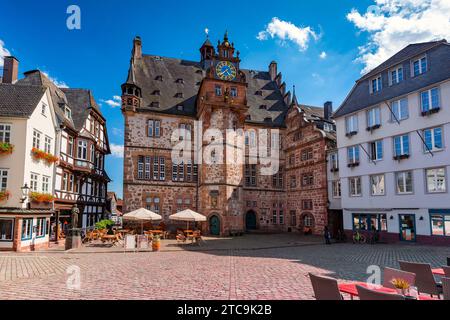 Sonniges Marburger Altstädter Rathausplatz, Marburg an der Lahn, Hessen, Deutschland Stockfoto