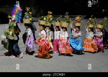 Tijuana, Baja California, Mexiko. Dezember 2023. Die Oaxacan-Gemeinde Tijuana, Mexiko, feierte am 10. Dezember 2023 die traditionelle Mixteca-Prozession der „Calenda“ für die Jungfrau von Juquila, deren zehntes Jahr von einigen Einwohnern des Camino Verde-Gebiets begangen wird. Das Festival umfasste Teilnehmer in traditioneller Kleidung, die zu ihrem endgültigen Ziel für eine Zeremonie und Messe in der Pfarrkirche Nuestra SeÃ±ora de la EncarnaciÃ³n fuhren. (Kreditbild: © Carlos A. Moreno/ZUMA Press Wire) NUR REDAKTIONELLE VERWENDUNG! Nicht für kommerzielle ZWECKE! Stockfoto