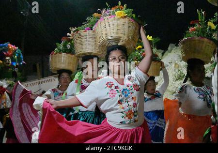 Tijuana, Baja California, Mexiko. Dezember 2023. Die Oaxacan-Gemeinde Tijuana, Mexiko, feierte am 10. Dezember 2023 die traditionelle Mixteca-Prozession der „Calenda“ für die Jungfrau von Juquila, deren zehntes Jahr von einigen Einwohnern des Camino Verde-Gebiets begangen wird. Das Festival umfasste Teilnehmer in traditioneller Kleidung, die zu ihrem endgültigen Ziel für eine Zeremonie und Messe in der Pfarrkirche Nuestra SeÃ±ora de la EncarnaciÃ³n fuhren. (Kreditbild: © Carlos A. Moreno/ZUMA Press Wire) NUR REDAKTIONELLE VERWENDUNG! Nicht für kommerzielle ZWECKE! Stockfoto