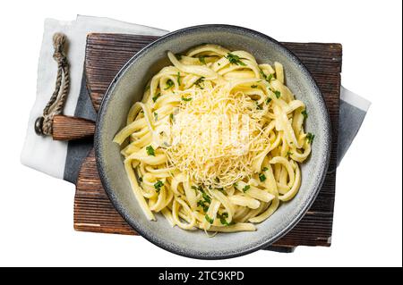 Spätzle Deutsche Eiernudeln mit Käse serviert mit Petersilie. Isolierter, weißer Hintergrund Stockfoto