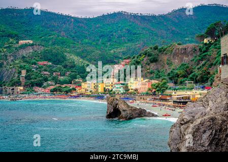 Strand Spiaggia di Fegina in Monterosso al Mare, dem westlichsten Dorf von Cinque Terre an der Küste der italienischen Riviera, in La Spezia, Italien. Stockfoto