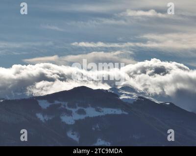 Eine Schafherde, die an einem sonnigen Tag auf einer lebhaften grünen Weide weidet Stockfoto