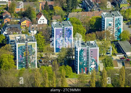 Luftaufnahme, Hochhäuser mit großformatigen Motiven von Pferden, Kindern und Astronauten an den Fassaden, Espenstraße, Wambel, Dortmund, Ruhrgebiet, Stockfoto