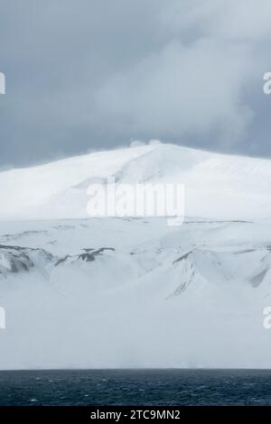 Antarktis, South Shetland Islands, Deception Island, Telefon Bay. Detail des aktiven vulkanischen Berges mit Dampf. Stockfoto