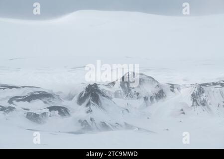 Antarktis, South Shetland Islands, Deception Island, Telefon Bay. Aktive vulkanische Berglandschaft. Stockfoto