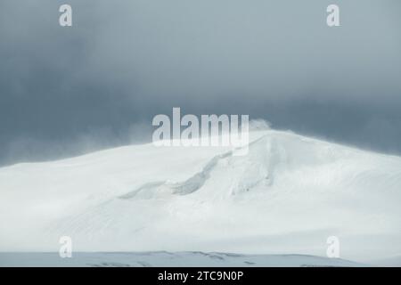 Antarktis, South Shetland Islands, Deception Island, Telefon Bay. Detail des aktiven vulkanischen Berges mit Dampf. Stockfoto