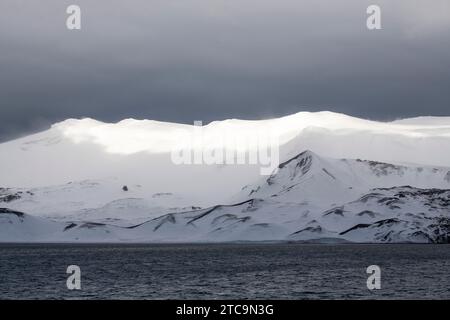 Antarktis, South Shetland Islands, Deception Island, Telefon Bay. Aktive vulkanische Berglandschaft. Stockfoto