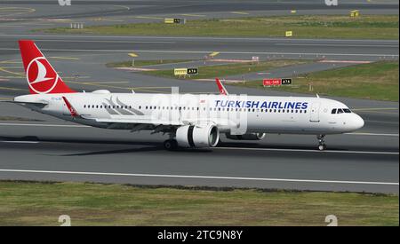 ISTANBUL, TURKIYE - 01. OKTOBER 2022: Turkish Airlines Airbus A321-271NX (8794) landet am Flughafen Istanbul Stockfoto