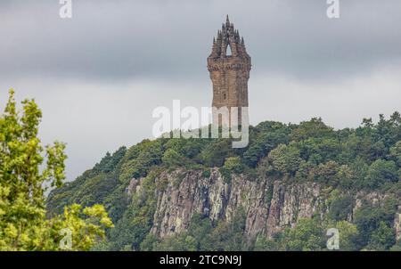 Stirling, Schottland, Großbritannien - 19. August 2023 - Ein stürmischer Himmel über dem Wallace Monument auf einer Klippe Stockfoto