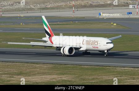 ISTANBUL, TURKIYE - 01. OKTOBER 2022: Emirates SkyCargo Boeing 777-F1H (42231) Landung zum Istanbul International Airport Stockfoto