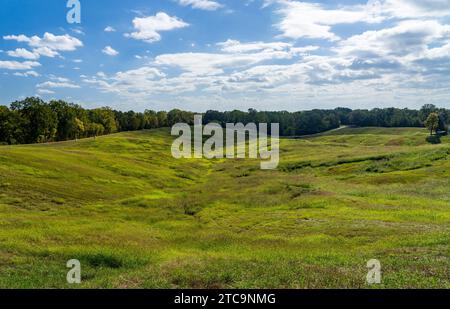 Schlachtfeld vor dem Illinois Memorial für die Bürgerkriegsschlacht von Vicksburg in Mississippi Stockfoto