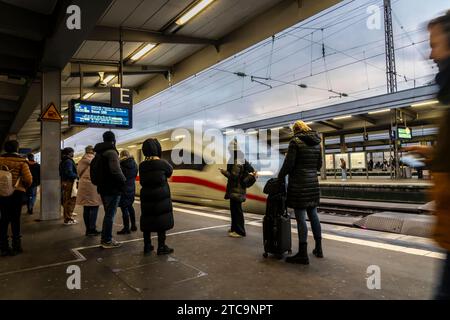 ICE Zug, Zugverkehr, Fahrgäste, Hauptbahnhof von Essen, NRW, Deutschland, Bahnhof *** ICE-Bahn, Zugverkehr, Fahrgäste, Essen Hauptbahnhof, NRW, Deutschland, Bahnhof Kredit: Imago/Alamy Live News Stockfoto