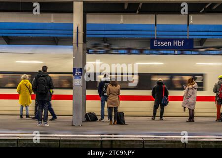 ICE Zug, Zugverkehr, Fahrgäste, Hauptbahnhof von Essen, NRW, Deutschland, Bahnhof *** ICE-Bahn, Zugverkehr, Fahrgäste, Essen Hauptbahnhof, NRW, Deutschland, Bahnhof Kredit: Imago/Alamy Live News Stockfoto