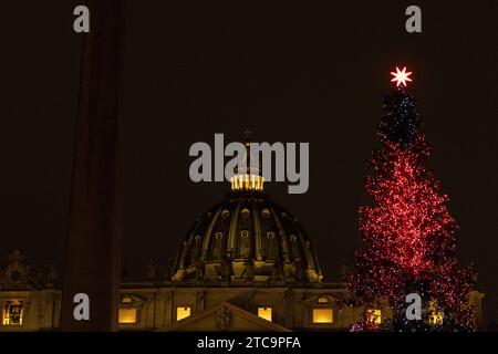 Rom, Italien. Dezember 2023. Detail des Weihnachtsbaums mit St. Peter's Dome in Rom (Foto: Matteo Nardone/Pacific Press) Credit: Pacific Press Media Production Corp./Alamy Live News Stockfoto