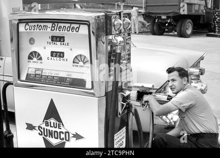 Tankwart, der den Autotank mit kundenspezifischem Mischgas füllt, an der Sunoco Tankstelle, Washington, D.C., USA, Thomas J. O'Halloran, U.S. News & World Report Magazine Photograph Collection, 5. Juni 1958 Stockfoto