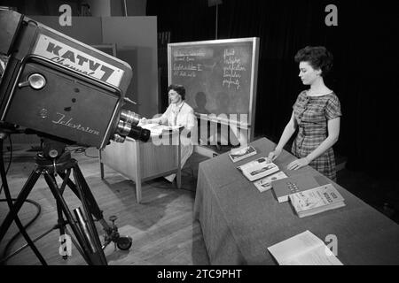 Zwei Lehrer, die eine Klasse unterrichten, die von KATV 7 TV ausgestrahlt wurde, nachdem High Schools geschlossen wurden, um Integration zu verhindern, Little Rock, Arkansas, USA, Thomas J. O'Halloran, Fotosammlung des U.S. News & World Report Magazine Stockfoto