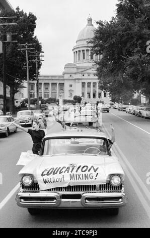 Schüler der Central High School in Autos demonstrieren gegen die Integration der Schule, Auto hat ein Banner mit der Aufschrift 'Bildung ohne Mischung', State Capitol Building im Hintergrund, Little Rock, Arkansas, USA, Thomas J. O'Halloran, U.S. News & World Report Magazine Photograph Collection, September 1958 Stockfoto