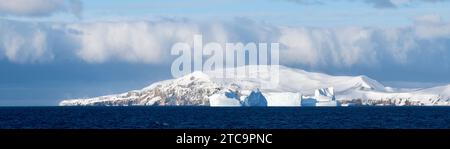 Antarktis, South Shetland Islands, Drake Passage, Deception Island. Eisberg vor dem Blick auf die Küste der Insel. Stockfoto