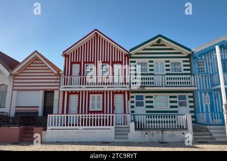 Las casas de colores de Costa Nova en Portugal que se les conoce como Palheiros. Los palheiros Era donde los marineros guardaban sus útiles de pesca. Stockfoto