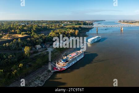 Natchez, MS - 26. Oktober 2023: Viking Mississippi Kreuzfahrtschiff und traditionelles American Queen Flussboot legen unter dem Hügel an Stockfoto