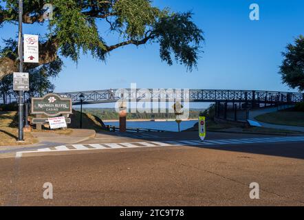 Natchez, MS - 26. Oktober 2023: Brücke der Seufzer über die Straße zum Magnolia Bluffs Casino am Mississippi River Stockfoto