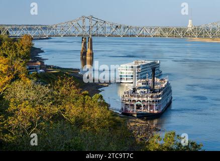 Natchez, MS - 26. Oktober 2023: Viking Mississippi Kreuzfahrtschiff und traditionelles American Queen Flussboot legen unter dem Hügel an Stockfoto