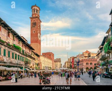 Piazza delle Erbe (Marktplatz), mit Torre dei Lamberti, einem mittelalterlichen 84 m hohen Turm, in der historischen Altstadt von Verona, Italien. Stockfoto