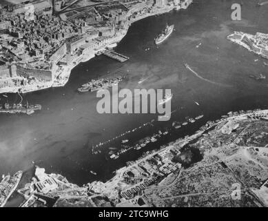 Aus der Vogelperspektive der italienischen Flotte, die sich in Grand Harbor, Valletta, Malta ergab. 1943 Stockfoto