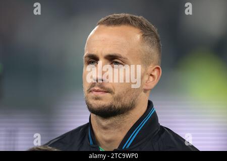 Turin, Italien. Dezember 2023. Stanislav Lobotka vom SSC Napoli sieht sich während der Besetzung vor dem Spiel der Serie A im Allianz Stadium in Turin an. Der Bildnachweis sollte lauten: Jonathan Moscrop/Sportimage Credit: Sportimage Ltd/Alamy Live News Stockfoto