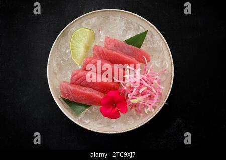 Thunfisch-Sashimi mit Limette und Eis Stockfoto