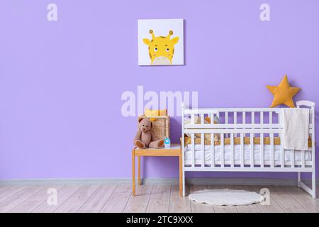 Stilvolle Einrichtung des Kinderzimmers mit komfortablem Bett und Spielzeug Stockfoto