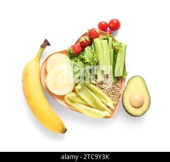 Teller mit frischen gesunden Produkten auf weißem Hintergrund. Diätkonzept Stockfoto