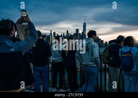Manhattan, New York, USA - 2. September 2022 Personen im Little Island Park bei Sonnenuntergang. Hochwertige Fotos Stockfoto