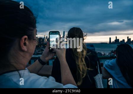 Manhattan, New York, USA - 2. September 2022 Personen im Little Island Park bei Sonnenuntergang. Hochwertige Fotos Stockfoto