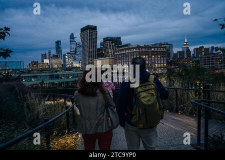 Manhattan, New York, USA - 2. September 2022 Personen im Little Island Park bei Sonnenuntergang. Hochwertige Fotos Stockfoto