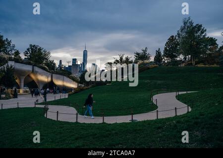 Manhattan, New York, USA - 2. September 2022 Personen im Little Island Park bei Sonnenuntergang. Hochwertige Fotos Stockfoto